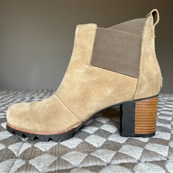 Sorel Addington Chelsea Tan Suede Pull On Boho Ankle Boot Stacked Heel Women 8.5 - Picture 1 of 13